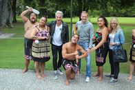 Verrückt nach Meer – Julian, Christian und Cori mit Darstellern der Maori-Kampfshow.
