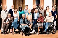 Der letzte Wille – SÃœDWESTRUNDFUNK "Der letzte Wille" - Neue Serie von Autorin und Regisseurin Ulrike Grote Ein Heim voll eigenwilliger alter Menschen, aufmÃ¼pfiges Personal und eine neue Leiterin, der dafÃ¼r das VerstÃ¤ndnis fehlt: In der neuen schwÃ¤bischen Serie gerÃ¤t ein Seniorenheim in Aufruhr. â€žDer letzte Willeâ€œ umfasst 6 x 45 Minuten. Das Ensemble der Serie â€žDer letzte Willeâ€œ in der Halle der Villa September: Stehend v.li. Horst (Willem Menne), Kurt (Christian Koerner), Osaro (Eugene Boateng), GÃ¶rge (Joachim Raaf), Heinrich (Christian PÃ¤tzold), Theo (JÃ¼rgen Haug), Sophie (Hannah Walther) und Gudrun (Karoline Eichhorn), sitzend v.li. : Walter (Jochen Striebeck), Ella (Janna Striebeck), Marlene (Katharina Matz), KÃ¤the (Sabine Hahn), Dagmar (Ulrike Barthruff), Lucie (Franziska KÃ¼pferle) und Ludger (Hartmut Volle). Â