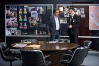 Criminal Minds – Ein Heckenschütze tötet in einem Einkaufszentrum in Dallas, Texas, sechs Menschen. Hotch (Thomas Gibson, r.) und Rossi (Joe Mantegna, l.) beginnen sofort mit den Ermittlungen ...