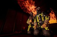 Feuer & Flamme – WESTDEUTSCHER RUNDFUNK KÖLN Feuer & Flamme - Neue Staffel mit sechs Folgen ab 02. November 2023 50 Tage am Stück, 24 Stunden. Die Einsatzkräfte der Feuerwehr Bochum wurden Tag und Nacht bei ihrem aufreibenden Berufsalltag begleitet. Das Ergebnis: sechs packende Folgen voller Spannung und Emotionen. Professionell, sensibel und immer als Team versuchen die "Helden und Heldinnen von nebenan" zu helfen. - Zwei Bochumer Feuerwehrmänner beim Einsatz im Kampf gegen die Flammen.