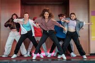 SOKO Leipzig – Das neue Sonya Landauer Zentrum wird eröffnet: Die Tanzgruppe unter der Leitung von Kommissarin Kim Nowak (Amy Mußul, M.) und mit Yvonne Grabowski (Jorid Lukaczik, h. r.) zeigt in einer Performance, was sie drauf hat.
