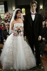 Two and a Half Men – Als Michelle von Charlies Stalkerin Rose (Melanie Lynskey, l.) erfährt, ist sie entsetzt darüber und macht schließlich Schluss. Rose aber scheint mittlerweile jemanden gefunden zu haben und ist verlobt. Doch das kann Charlie nicht glauben und geht der Sache auf den Grund ...