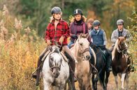 Reiterhof Wildenstein – Rike Wildenstein (Klara Deutschmann) und ihre Reitschüler.