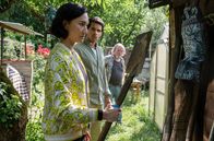 SOKO Potsdam – Pauline Hobrecht (Agnes Decker) und Samir Amari (Skandar Amini, M.) schauen sich den Garten von Wolfgang Gerster (Paul Faßnacht, r.) genauer an und finden dabei die Tatwaffe.