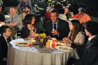 The Middle – Obwohl die Hecks (Atticus Shaffer, l., Patricia Heaton, 2.v.l., Neil Flynn, M., Eden Sher, 2.v.r., Charlie McDermott, r.) nicht begeistert waren, dass Mikes Bruder in ihrem Haus heiraten will, genießen sie die Feier, denn ihnen allen ist etwas Wichtiges klar geworden ...
