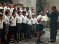 Die Kinder des Monsieur Mathieu – Im Jahr 1949 verdingt sich der arbeitslose Musiker Clement Mathieu (Gerard Jgnot) als Hilfslehrer in einem Internat für schwer erziehbare Jungs. Dessen zynischer Schuld hat die Kinder, meist Kriegswaisen oder Söhne lediger Mütter, schon abgeschrieben und traktiert sie mit Prügel und Karzer. Mathieu aber hat eine andere Idee: als die wilden Jungs mal wieder außer Rand und Band sind, lässt er sie vorsingen und kanalisiert ihre Energie in einen Chor.