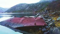 Lost Places – Ein Teil des Schiffswracks der "Georg Thiele" ragt am Ufer des norwegischen Rombaksfjords aus dem Wasser.