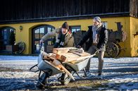 Sturm der Liebe – Beim Herumalbern mit seinem Bruder Max (Stefan Hartmann, r.) fallen Gerry (Johannes Huth, l.) Holzteile auf den Fuß ...