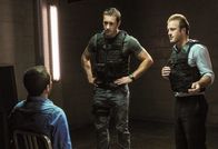 Hawaii Five-0 – Ein Flugzeug mit vier Leichen an Bord landet. Von dem Terroristen (Michael Irby, l.), der sich ebenfalls an Bord befand, fehlt jedoch jede Spur. Die CIA beauftragt das Five-0-Team um Steve (Alex O'Loughlin, M.) und Danny (Scott Caan, r.), ihn zu finden, bevor er eine Attacke auf US-Boden verüben kann.