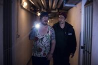 Blockbustaz – Sol (Eko Fresh, r.) und Hardy (Sascha Reimann, l.) sind im Keller auf „Entdeckungsmission“.