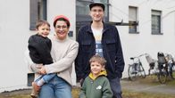 plan b – Anna Groos und Tobias Reitz mit ihren 2 Kindern vor ihrem Haus in Darmstadt.
