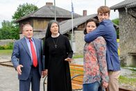 Um Himmels Willen – Manuel überlegt, sich mit Claudia vor den Zur zu werfen. Wöller und Schwester Hanna versuchen die Situation zu entschärfen (v.li.: Fritz Wepper, Janina Hartwig, Mareike Lindenmeyer, Sebastian Fischer).