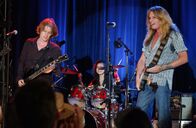 Gilmore Girls – Noch genießen Lane (Keiko Agena, M.), Zack (Todd Lowe, l.) und Gil (Sebastian Bach, r.) ihren Auftritt als Rockband, doch Lanes Gefühle machen ihnen ein Strich durch die Rechnung ...