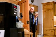 Sturm der Liebe – Alfons (Sepp Schauer, l.) und Hildegard (Antje Hagen, r.) wundern sich über ihre neue Kaffeemaschine, die sich lautstark selbst reinigt.
