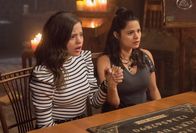 Charmed – Maggie (Sarah Jeffery, l.); Mel (Melonie Diaz, r.)