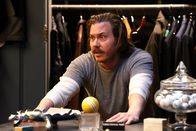 The Mick – Jimmy (Scott McArthur) ist nicht begeistert, dass Mickey ihn mit den Kindern alleine lässt, um mit Alba ins Casino zu gehen ...