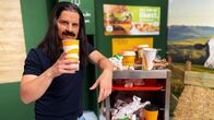 ZDFzeit: McDonald's: Die Insider - Die Tricks des Fast-Food-Riesen – Vier Insider, die jahrelang für McDonald's gearbeitet haben, verraten exklusiv die cleveren Marketingtricks des Fast-Food-Giganten.