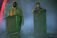 Ghosted – Während Leroy (Craig Robinson, l.) und Max (Adam Scott, r.) nach dem Verschwinden eines Mädchens undercover ermitteln müssen, sucht Barry nach einem Weg, um mehr Zeit mit den beiden verbringen zu können ...