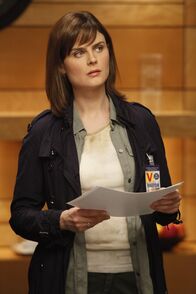 Bones - Die Knochenjägerin – Brennan (Emily Deschanel) gelingt es, die wahre Identität der Überreste herauszufinden.