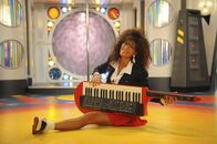 How I Met Your Mother – Gemeinsam mit ihrer besten Freundin Jessica (Nicole Scherzinger) hat Robin vor Jahren in einer kanadischen Kindersendung mitgespielt. Als Barney eine DEV davon ausgräbt, ist das Gelächter allerdings auf Robins Seite ...