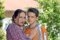 Die Rosenheim-Cops – Sie haben ein Geheimnis, dass mit dem Mord zu tun hat, aber Edith Kranzberg (Ursula Maria Burkhart) beschwört ihren Sohn Martin (Tommy Schwimmer) nichts zu verraten.