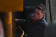 The Bay – Der sonst eher unauffällige Kyle Williams (Joel Phillimore) verhält sich zunehmend angespannt. Besonders als die Ermittlungen zur Werkstatt seines Vaters führen, beobachtet er alles genau.