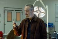 Suspect – Danny (James Nesbitt) findet unter den Asservaten eine Uhr, die ihm Christinas letzten Wohnsitz verrät.