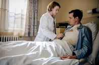 Charité – Der nach einem Sturz schwerverletzte Dr. Curt Bruncken (Franz Hartwig, r.), der von Dr. Ella Wendt (Nina Gummich, l.) als Notfall auf die Innere gebracht wurde, konnte erfolgreich stabilisiert werden.