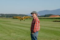 Der Schmidt Max auf der Suche – Schmidt Max am Flugplatz.