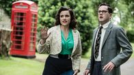 Father Brown – Bunty (Emer Kenny) und Jeremy Meyhew-Bowman (Simon Bubb) müssen mit Entsetzen beobachten, wie aus dem Haus von Mrs. Rudge starker Rauch kommt. Sie befürchten, dass sich noch Menschen und ein Wurf kleiner Kätzchen in dem Haus befinden.