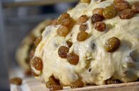 Zu Tisch ... – Rosinen in Rum und viel Butter sind ein weiteres Muss beim Rezept des Original Dresdner Christstollens.