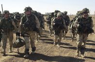 Inside NATO – US-Soldaten sollen nach den Anschlägen des 11. September 2001 Afghanistan von den radikalislamischen Taliban befreien, unter Unterstützung von NATO-Truppen.