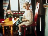 Lotta zieht um – Trotzig sitzt Lotta (Grete Havnesköld) in ihrer neuen "Wohnung", im Dachboden von Tante Berg.