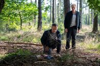 Der Staatsanwalt – Jonas Rasche (Harald Schrott, M.) und Lenny Krenn (Anton Nürnberg, r.) finden die Leiche von Tessa Carlsen (Celine Buchholz, l.) im Wald.