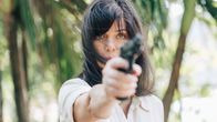 They Were Ten – Eve (Marianne Denicourt) fühlt sich bedroht und zeigt den anderen Hotelgästen, dass sie eine Waffe besitzt und sich zu wehren weiß.