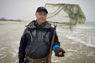 Strände Europas – Bernsteinsammler Audrius zeigt seine Ausbeute nach einem Sturm.