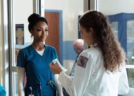Chicago Med – Chicago Med Im Zwiespalt - Choices Staffel 1, Episode 9 Sie sucht um Rat bei der erfahrenen Schwester: Yaya DaCosta als April Sexton, Rachel DiPillo als Dr. Sarah Reese (Copyright SRF/NBC Universal)
