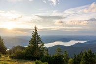 Heimatleuchten – Landschaftsaufnahme auf Attersee während ServusTVs Heimatleuchten "Bergsteigerdörfer" in Steinbach am Attersee, OÖ am 28.07.2023