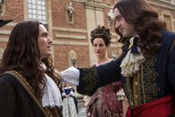 Versailles – Philipp von Orléans (Alexander Vlahos, l.); Marie-Thérèse (Elisa Lasowski, m); Ludwig XIV. (George Blagden, r.)