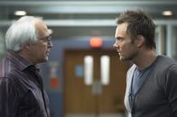 Community – Weil Jeff (Joel McHale, r.) ihn nicht zum "Dungeons and Dragons" spielen eingeladen hat, schwört Pierce (Chevy Chase, l.) Rache ...