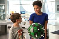 Extant – Während Ethan (Pierce Gagnon, l.) mit einzelnen Erinnerungsfetzen zu kämpfen hat, beginnt Lucy (Kiersey Clemons, r.) einige Dinge infrage zu stellen und eigene Entscheidungen zu treffen ...