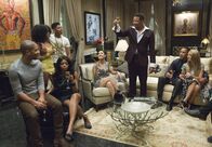 Empire – Gemeinsam stoßen alle auf das neue Star-Pärchen am Musikhimmel an: Jamal (Jussie Smollett, l.), Tiana (Serayah McNeill, 2.v.l.), Cookie (Taraji P. Henson, vorne), Hakeem (Bryshere Y. Gray, 3.v.l.), Annika (Grace Gealey, 4.v.l.), Lucious (Terrence Howard, 3.v.r.), Andre (Trai Byers, 2.v.r.) und Rhonda (Kaitlin Doubleday, r.) ...