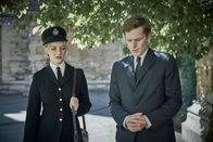 Der junge Inspektor Morse – Shirley Trewlove (Dakota Blue Richards, l.) und Endeavour Morse (Shaun Evans, r.) besprechen den Fall Brian Finch.