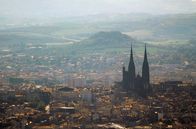 Leben mit Vulkanen – Die schlafenden Vulkane haben den Menschen ein wertvolles Erbe hinterlassen, das als "Diamant der Auvergne" bekannt ist: den Volvic-Stein, überall präsent in der Altstadt von Clermont-Ferrand.