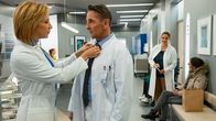 Der Bergdoktor – Der Bergdoktor Staffel 15 Im Frieden – Teil 2 Ärztin richtet Arzt die Kravatte: Annika Ernst als Dr. Johanna Rüdiger, Mark Keller als Dr. Alexander Kahnweiler, Rebecca Immanuel als Dr. Vera Fendrich Copyright: SRF/ZDF/Erika Hauri