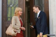 Die Rosenheim-Cops – Noch weiß Kommissarin Danner (Katharina Abt, l.) nicht, dass es sich bei dem charmanten Herren um Freddy Hautzenberger (Markus Stoll, r.) handelt, den Neffen von Frau Grasegger.