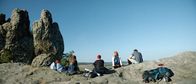 Raus – Eine erste Hürde ist genommen, als die fünf werdenden Aussteiger sich auf einem Berg zusammengefunden haben, v.li.: Glocke (Matti Schmidt-Schaller), Judith (Milena Tscharntke), Elias (Tom Gronau), Steffi (Matilda Merkel) und Paule (Enno Trebs).