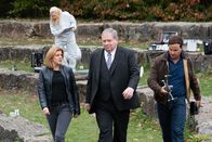 Der Staatsanwalt – Kerstin Klar (Fiona Coors), Staatsanwalt Bernd Reuther (Rainer Hunold, vorne, m.) und Christian Schubert (Simon Eckert) ermitteln diesmal in einem Fall, der mit einem früheren Justizirrtum zusammen hängt. Auch diesmal unterstützt Dr. Judtih Engel (Astrid Posner) die Ermittler wieder mit wichtigen Befunden vom Tatort.