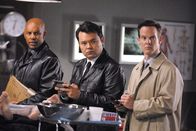 Monk – Chris Williams als Agent Thorpe, Peter James Smith als Agent Keao, Jason Gray-Stanford als Lieutenant Disher (v.l.)