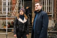 SOKO Köln – Die Ermittler Lilly Funke (Tatjana Kästel, l.) und Jonas Fischer (Lukas Piloty, r.) sehen sich am Haus der Toten um. In einer Sturmnacht vor einigen Monaten war nicht nur das Gebäude zerstört worden, auch der Ehemann des Mordopfers starb damals in den Trümmern. (Komparsin im Bild)